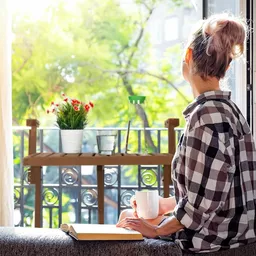 Stolik na balkon Relaxdays drewniany, składany, zawieszony na poręczy Stolik na balkon Relaxdays drewniany, składany, zawieszony na poręczy