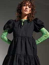 Czarna sukienka baby doll z bufiastymi rękawami Czarna sukienka baby doll z bufiastymi rękawami