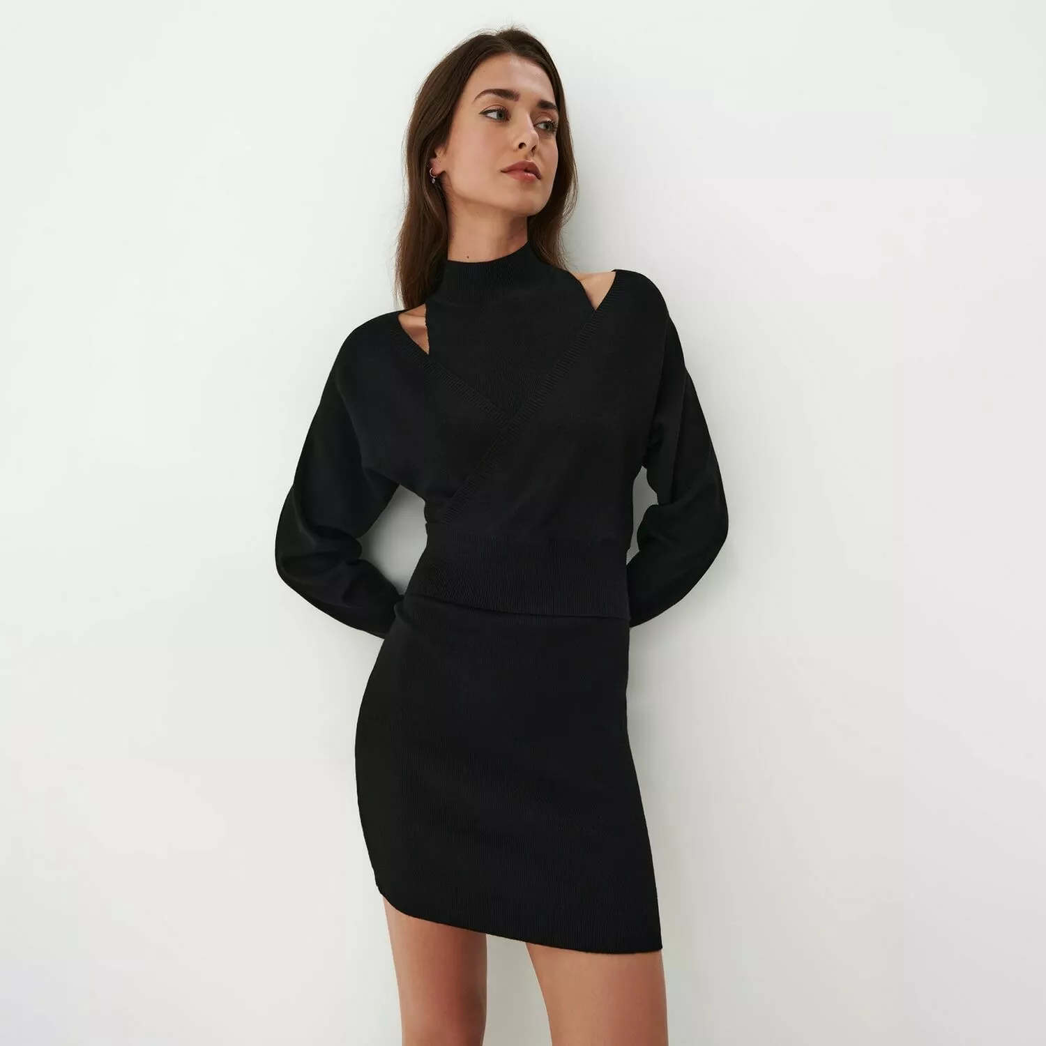 sukienka sweterkowa mohito czarna mini z wycieciami