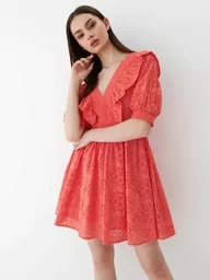 Ażurowa sukienka Mohito w brzoskwiniowym kolorze