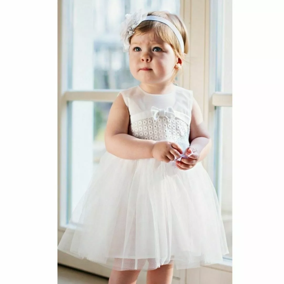 dziecko w bialej sukience