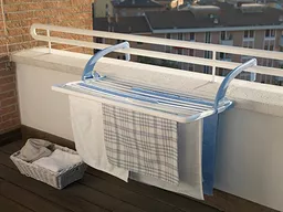 Suszarka na pranie balkonowa wieszana na balustradzie Suszarka na pranie balkonowa wieszana na balustradzie
