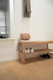 Drewniana szafka na buty z siedziskiem Drewniana szafka na buty z siedziskiem