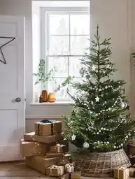 Sztuczna choinka w pięknym, ratanowym stojaku Sztuczna choinka w pięknym, ratanowym stojaku