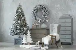 Sztuczna choinka z białym igliwiem imitującym szron Sztuczna choinka z białym igliwiem imitującym szron