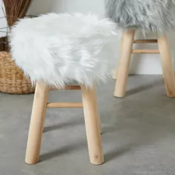 Drewniany taboret z białym obiciem Drewniany taboret z białym obiciem