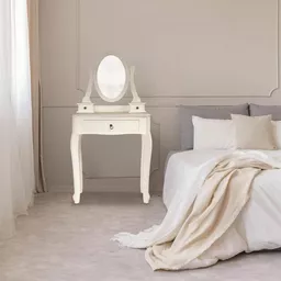 Toaletka klasyczna biała Intesi prezentacja ustawienia przy łóżku