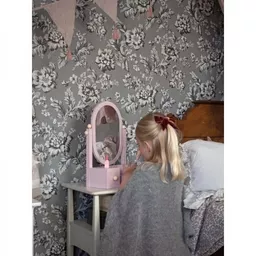 Dziewczynka z blond włosami malująca usta szminką dla dzieci przy lusterku Dziewczynka z blond włosami malująca usta szminką dla dzieci przy lusterku