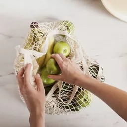 Siatka na zakupy York Eco Natural prezentacja wyjmowania jabłek z siatki 
