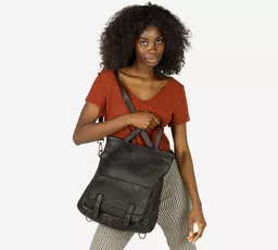 Modna torebka plecak wykonana z czarnej skóry