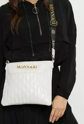 Pikowana torebka listonoszka Monnari biała prezentacja noszenia