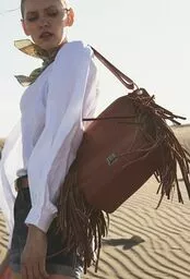 Torebka listonoszka Monnari brązowa z frędzlami prezentacja noszenia torebki