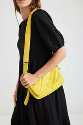 Pikowana żółta torebka rozweseli każdą stylizację 