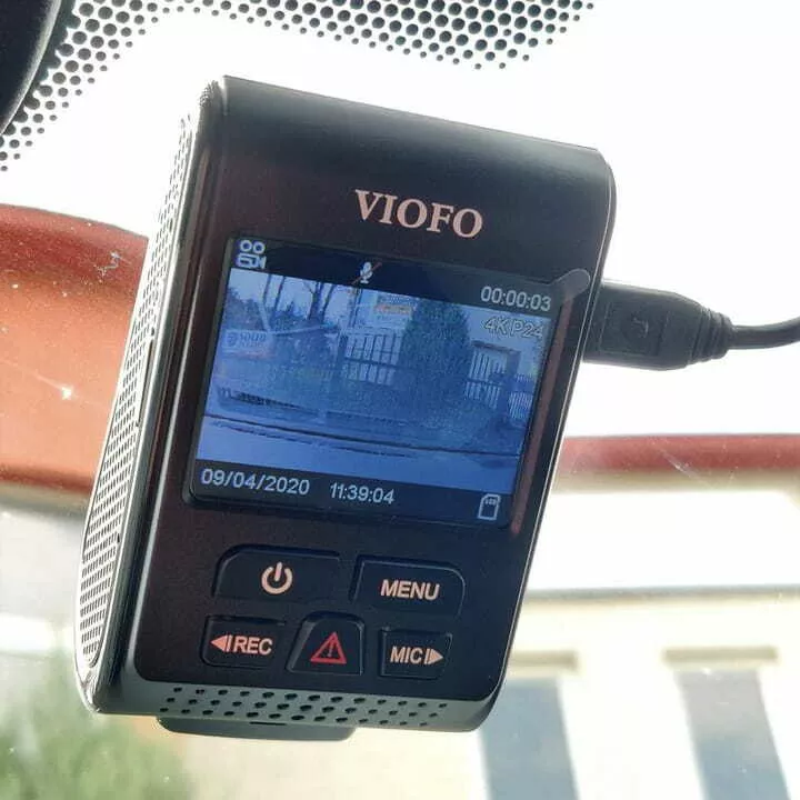 kamera samochodowa viofo a119 czarny widok mocowania do szyby samochodowej