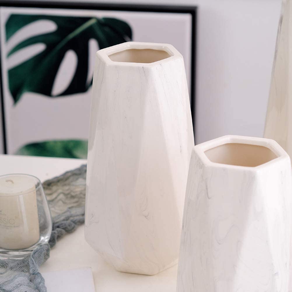 Biały wazon z modnym, delikatnym marmurowym wzorem