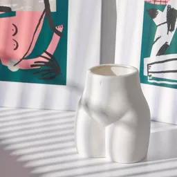 Biały designerski wazon w kształcie damskich bioder