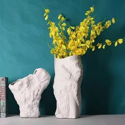 Biały wazon z kamienia o nieregularnych kształtach
