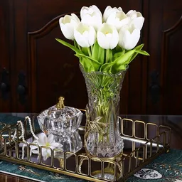 Elegancki kryształowy wazon z białymi tulipanami na złotej podstawce