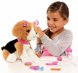 Zestaw weterynarza zabawkowy piesek i akcesoria widok na bawiącą się dziewczynkę