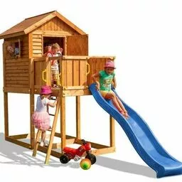 Drewniany domek ze zjeżdżalnią do zabawy