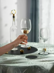 Kieliszek ze złotym paskiem do wina o pojemności 450 ml Kieliszek ze złotym paskiem do wina o pojemności 450 ml
