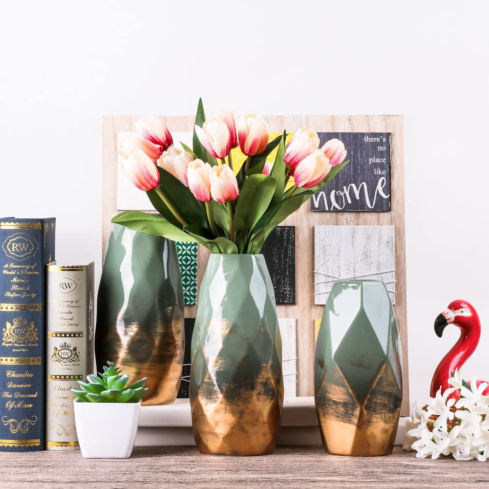 Ceramiczny wazon ze złotym wykończeniem idealnie prezentuje się w otoczeniu współczesnych ozdób i dekoracji Ceramiczny wazon ze złotym wykończeniem idealnie prezentuje się w otoczeniu współczesnych ozdób i dekoracji