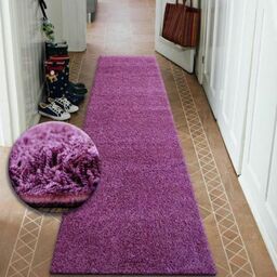 Fioletowy dywan z długim włosiem